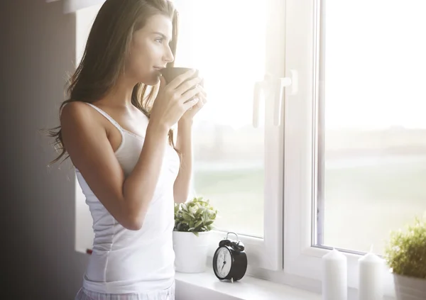 Mujer cerca de la ventana —  Fotos de Stock