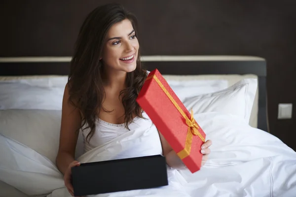 Mulher com uma caixa de presente vermelha — Fotografia de Stock