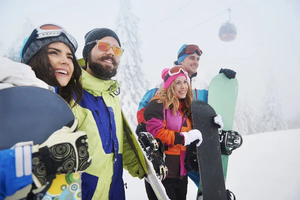 Beste Freunde bereiten sich auf Snowboard vor — Stockfoto