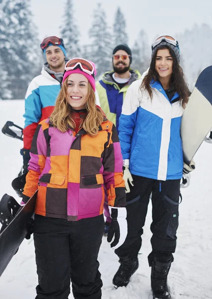 Beste vrienden voorbereiden snowboarden — Stockfoto