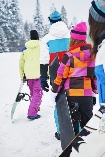 Beste vrienden voorbereiden snowboarden — Stockfoto