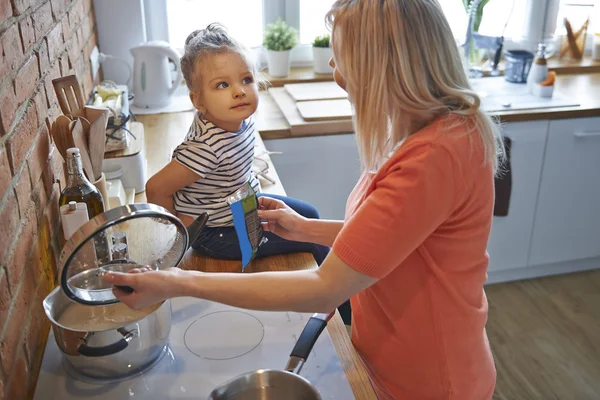 Mormor matlagning med hennes dotterdotter — Stockfoto