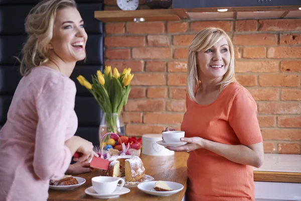 Moeder en dochter in de keuken — Stockfoto