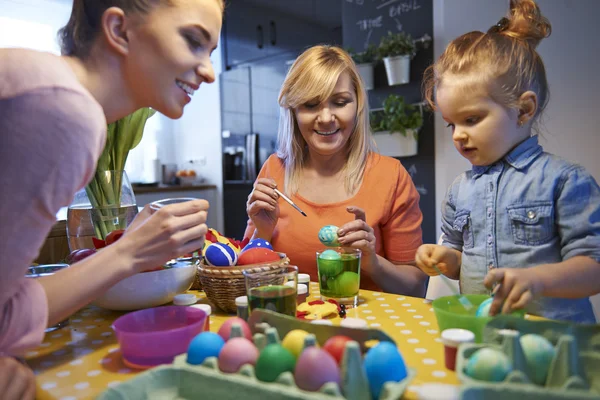 Family decorating Easter eggs — Stock Photo, Image