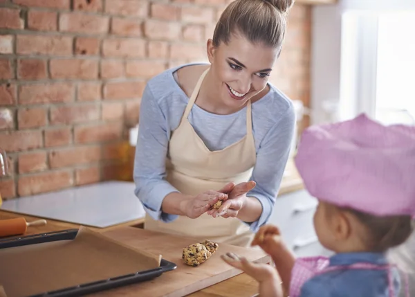 Mother and daughter baking — Stock Photo, Image