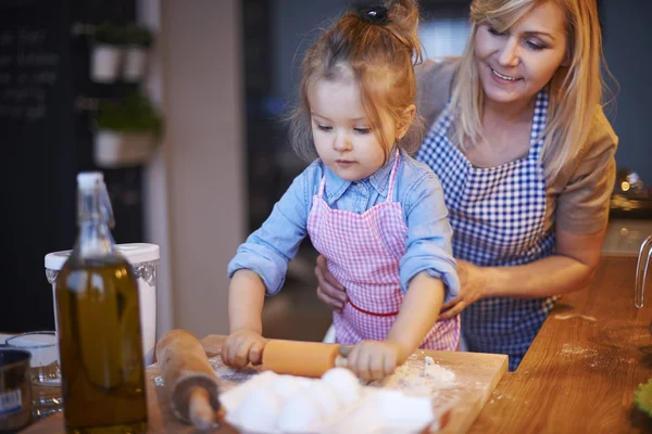 Mormor matlagning med hennes dotterdotter — Stockfoto