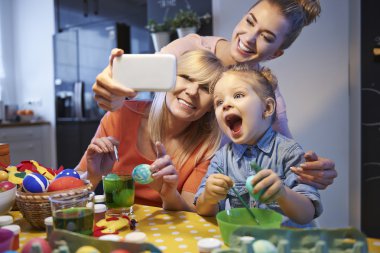 Paskalya yumurtası ile aile selfie