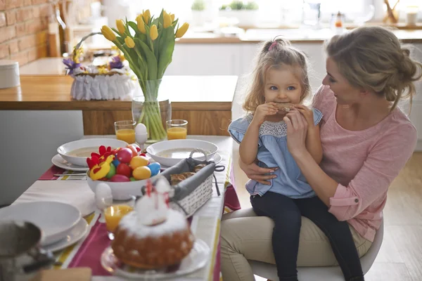 Mère et fille à la cuisine — Photo