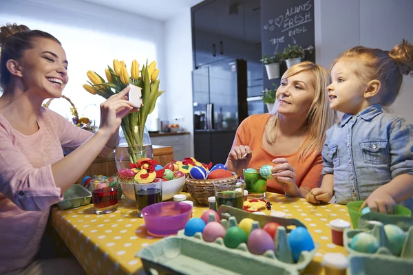 Familie schmückt Ostereier — Stockfoto