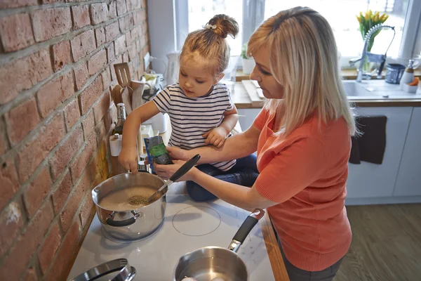 Nonna cucina con la nipote — Foto Stock