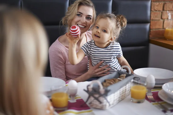 Familia decorando huevos de Pascua — Foto de Stock