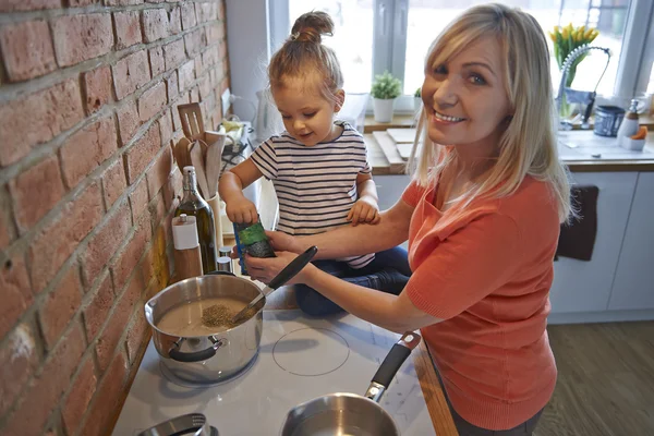 Nonna cucina con la nipote — Foto Stock