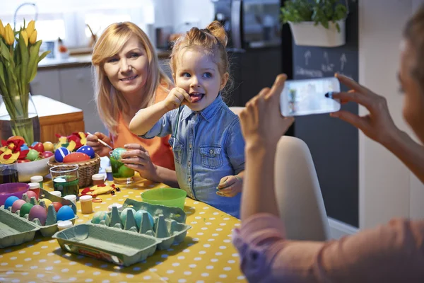 Att fånga minnen från förberedelser till påsk — Stockfoto