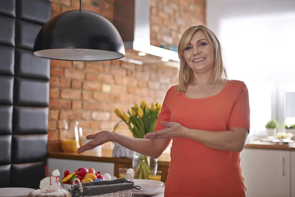 Frau bereitet Osterfrühstück zu — Stockfoto