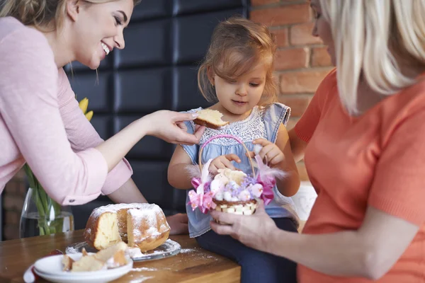 Familie feiert Ostern — Stockfoto