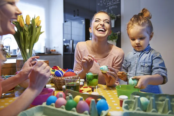 Família que decora ovos de Páscoa — Fotografia de Stock