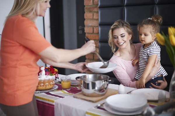 Familia celebrando la Pascua — Foto de Stock