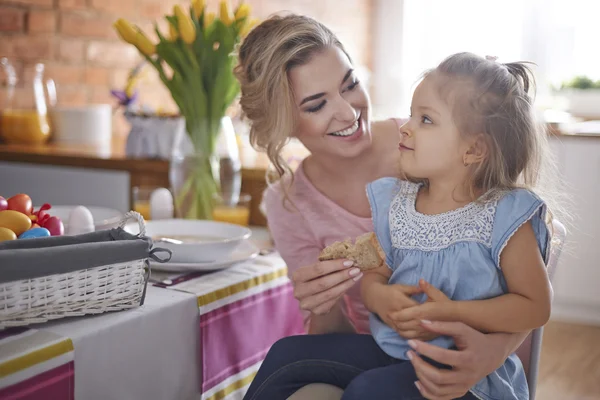 Mère et fille à la cuisine — Photo