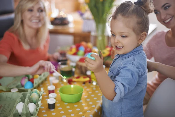 Rodina zdobí velikonoční vejce — Stock fotografie