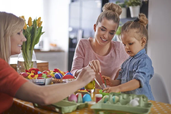 Família que decora ovos de Páscoa — Fotografia de Stock
