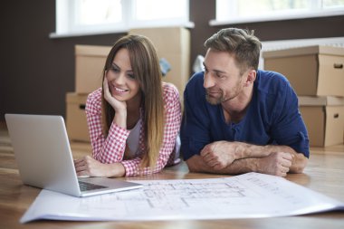 genç bir çift yeni ev