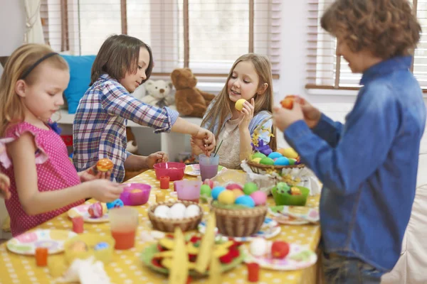 Niños pintando huevos — Foto de Stock