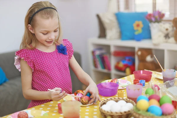 Little girl coloring easter eggs — Stock Photo, Image