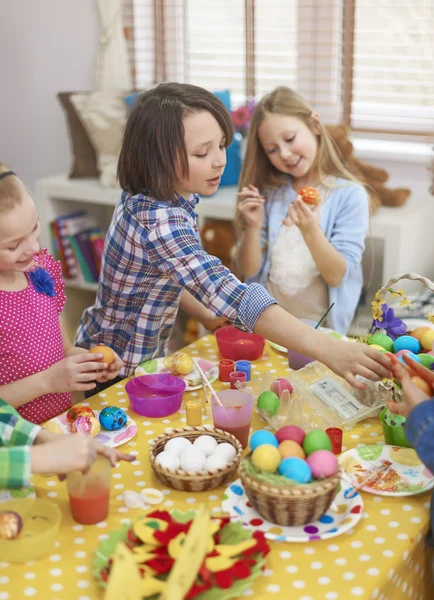 Bambini pittura uova — Foto Stock