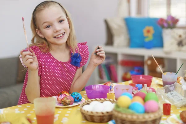 Niña para colorear huevos de Pascua —  Fotos de Stock