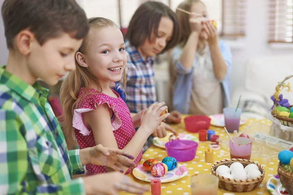 Kinder bemalen Eier — Stockfoto