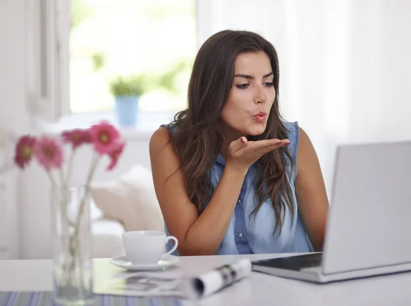 Mujer joven con portátil — Foto de Stock