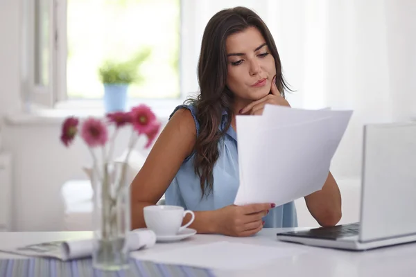 Mujer joven con portátil — Foto de Stock