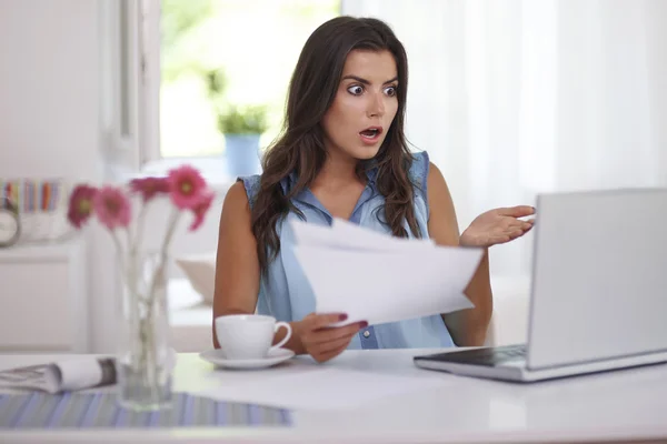 Young woman with laptop — Stock Photo, Image