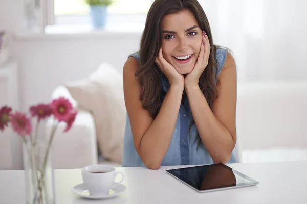 Junge Frau mit Tablette — Stockfoto