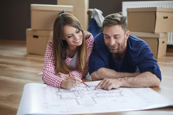 Pareja joven en nuevo hogar — Foto de Stock