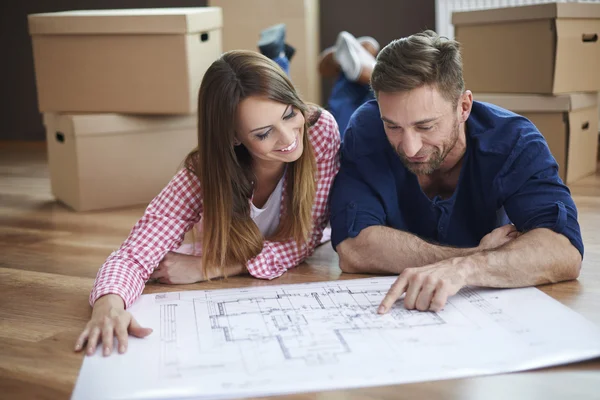 Young couple in new home — Stock Photo, Image