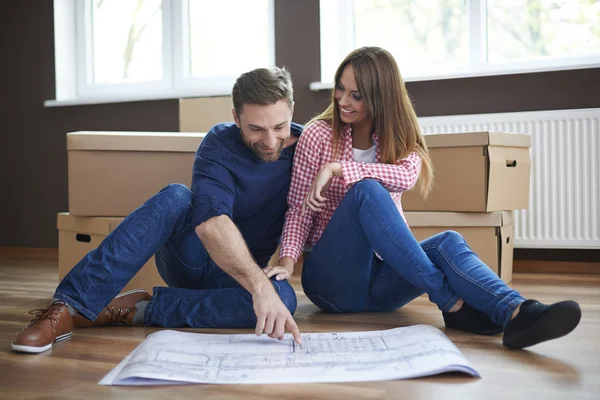 Young couple in new home — Stock Photo, Image