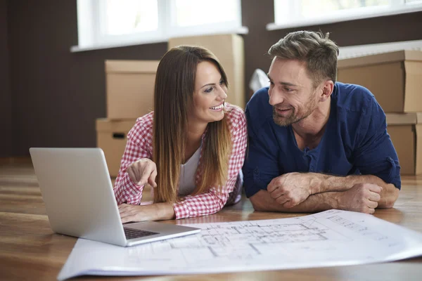 Young couple in new home — Stock Photo, Image