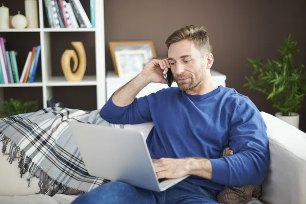 Uomo che lavora a casa — Foto Stock