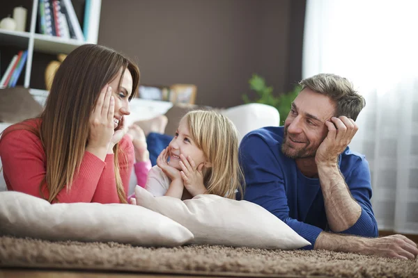 Familjen umgås — Stockfoto