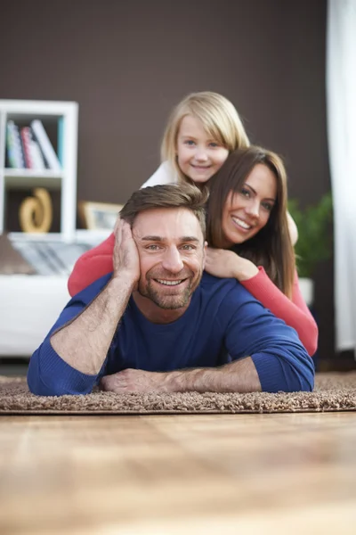 Familie verbringt Zeit miteinander — Stockfoto