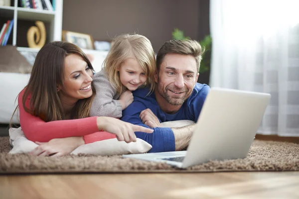 Familie nutzt Laptop — Stockfoto