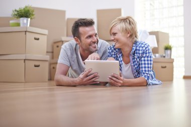 genç bir çift yeni ev