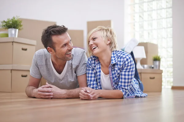 Jeune couple dans une nouvelle maison — Photo