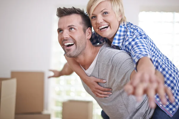 Jeune couple dans une nouvelle maison — Photo