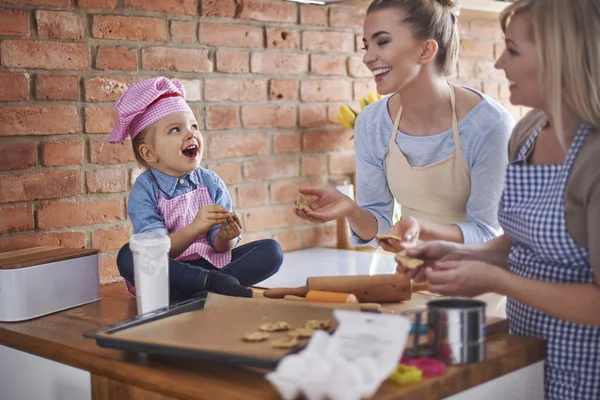 Familia horneando juntos — Foto de Stock