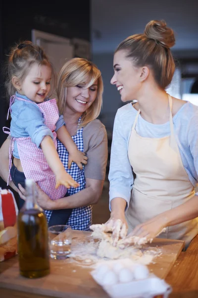 Familj bakning tillsammans — Stockfoto