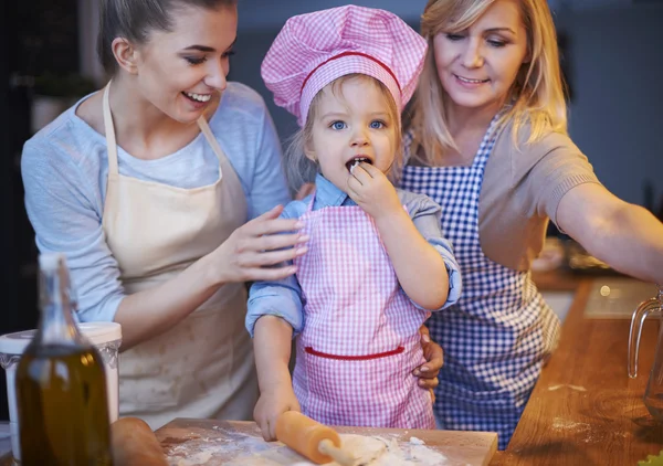 Familia horneando juntos — Foto de Stock