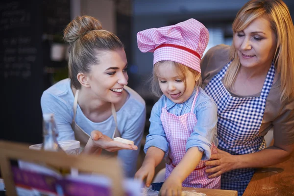 Familj bakning tillsammans — Stockfoto