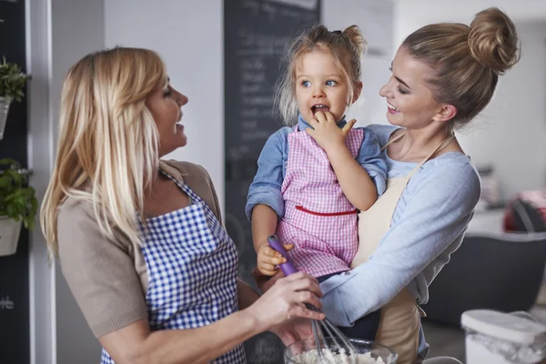 Familie backt gemeinsam — Stockfoto